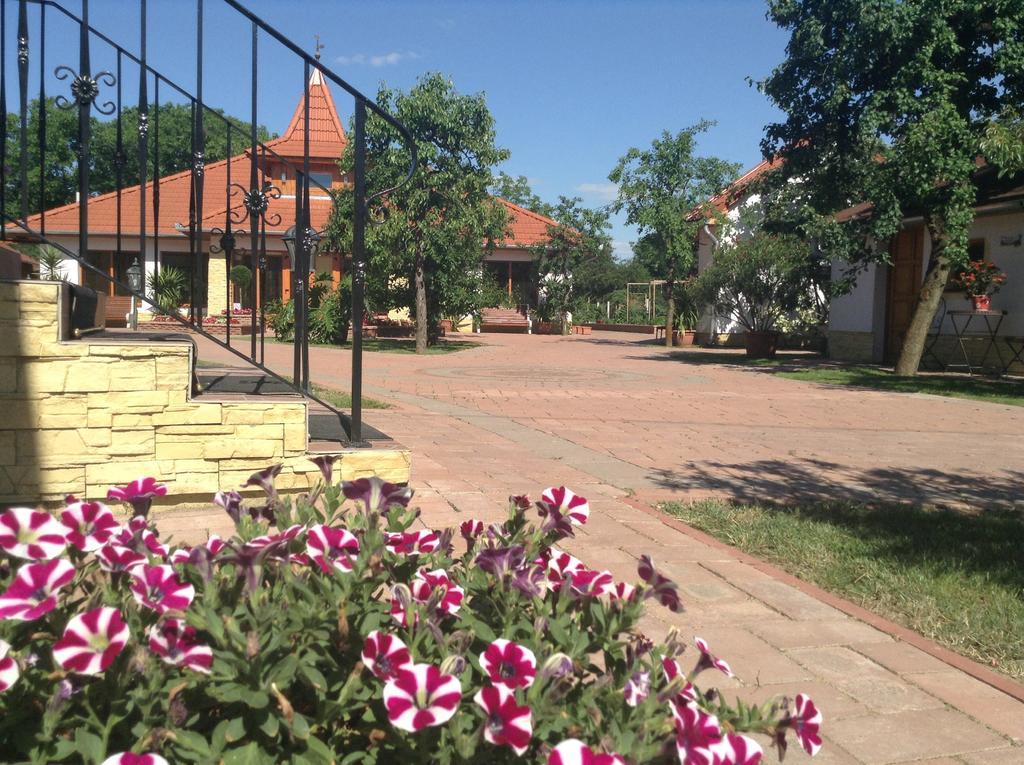 Bornemisza Kuria Apartment Tiszabecs Ngoại thất bức ảnh